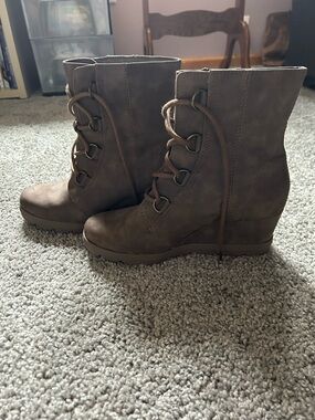 Sonoma Women’s Brown Lace-Up Wedge Boots